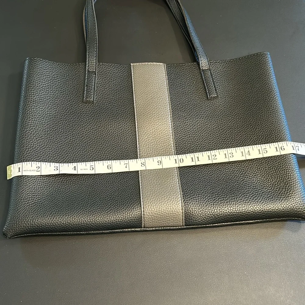 Vince Camuto shoulder bag. - Picture 4 of 6